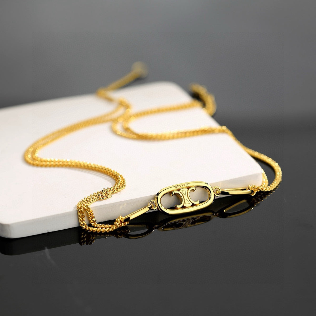 Triomphe-Inspired Emblem Chain Jewelry – Design 01 side detail