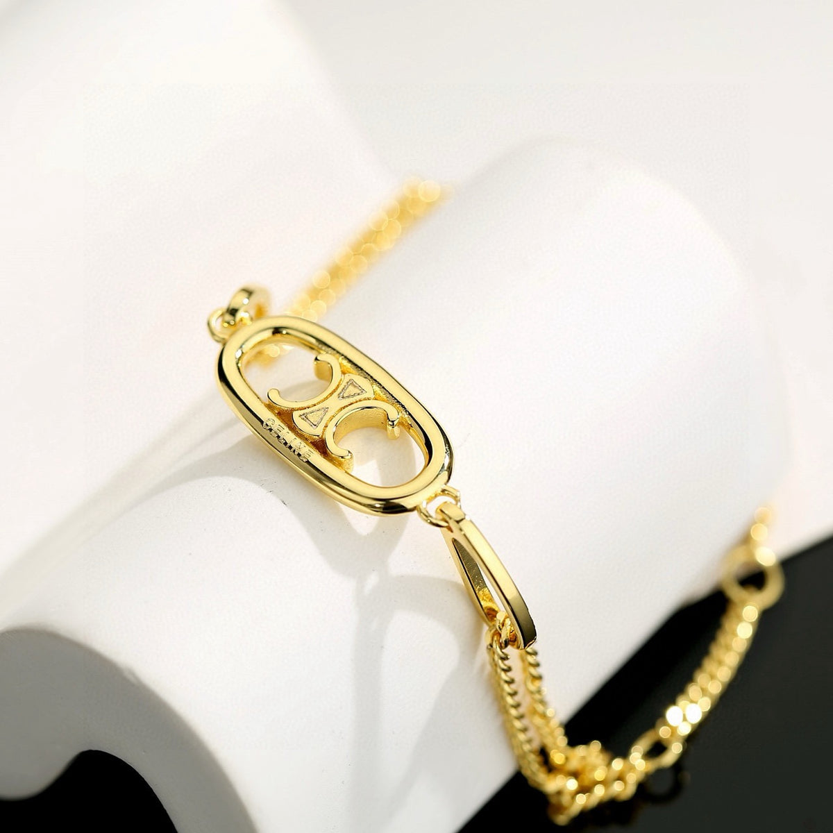 Triomphe-Inspired Emblem Chain Jewelry – Design 01 detail view