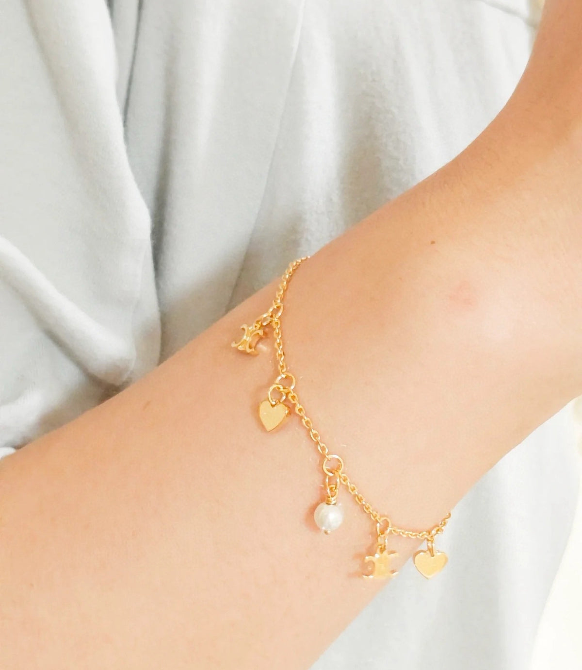Triomphe-Inspired Emblem Bracelet in Gold-Tone – Red – Design 02 front view