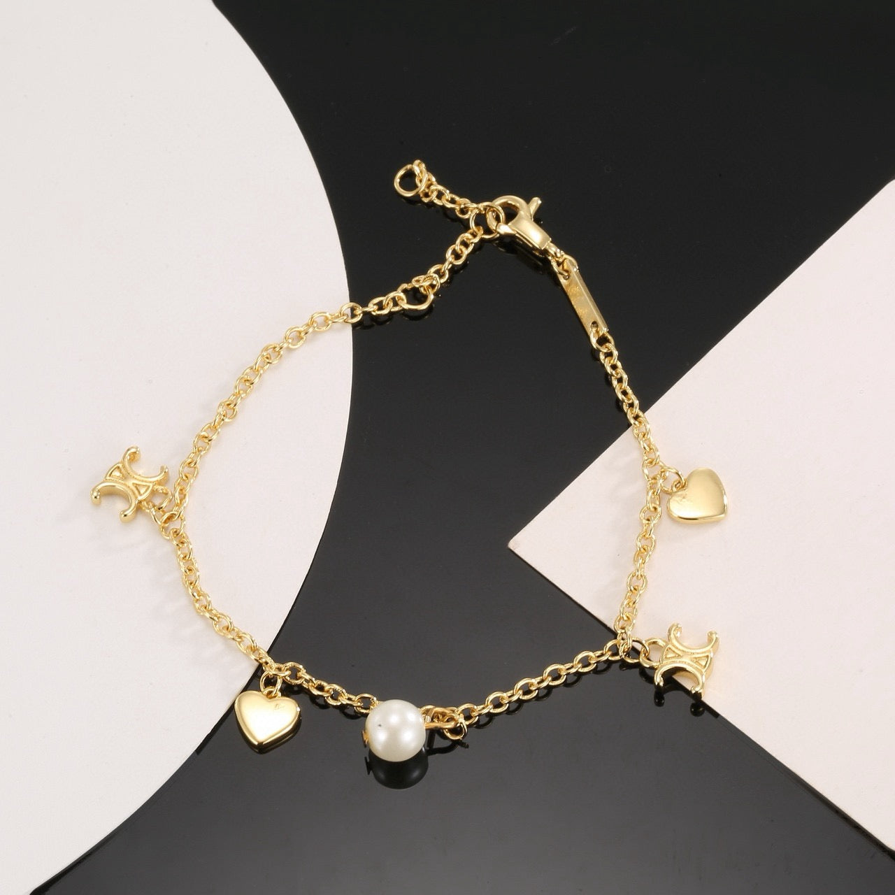 Triomphe-Inspired Emblem Bracelet in Gold-Tone – Red – Design 02 detail view