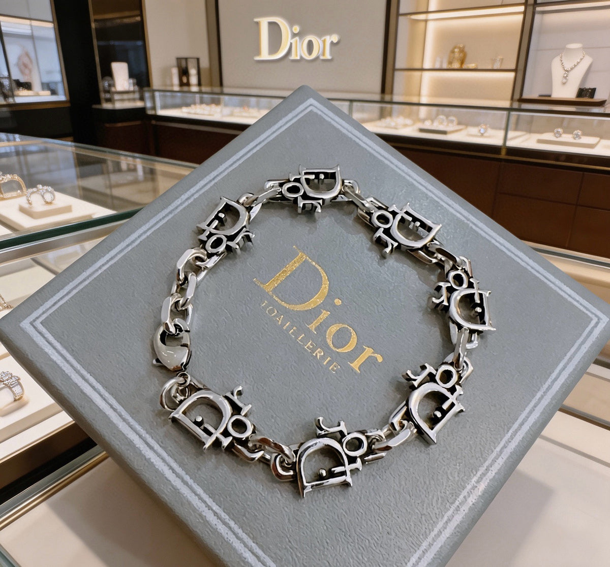 Star Motif Pendant Necklace in Silver-Tone with Chain Detail – Design 024 close-up detail