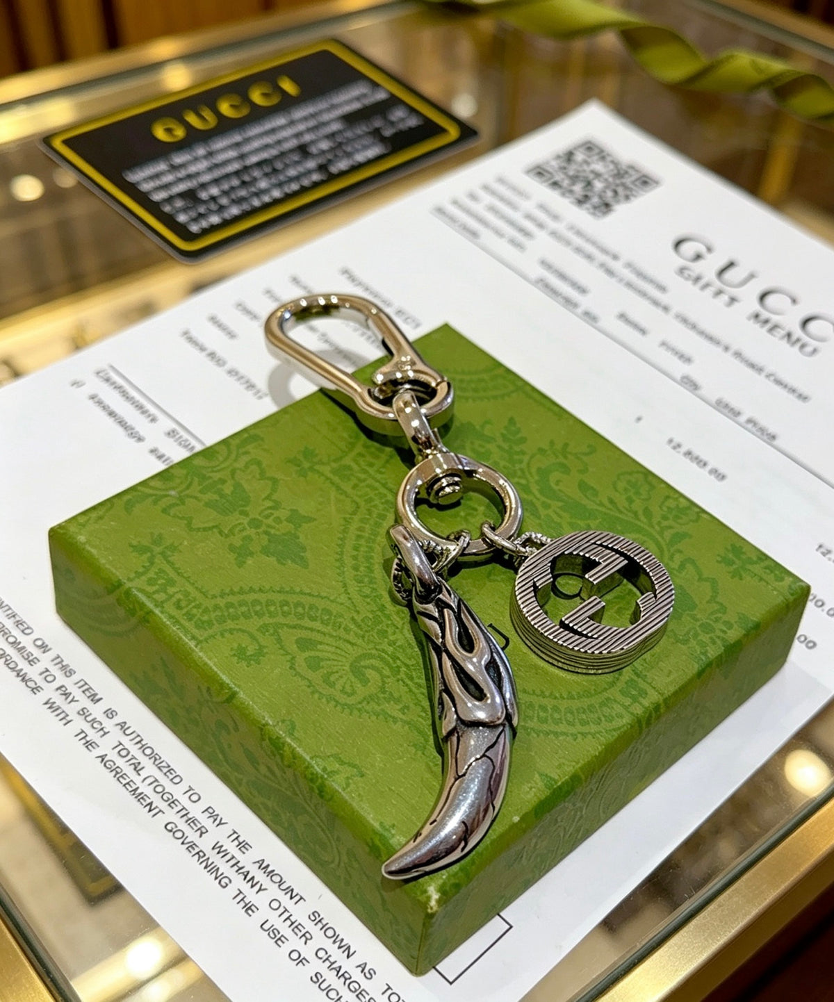 Double-G Emblem Keychain in Polished Metal-Tone – Design 027 side detail