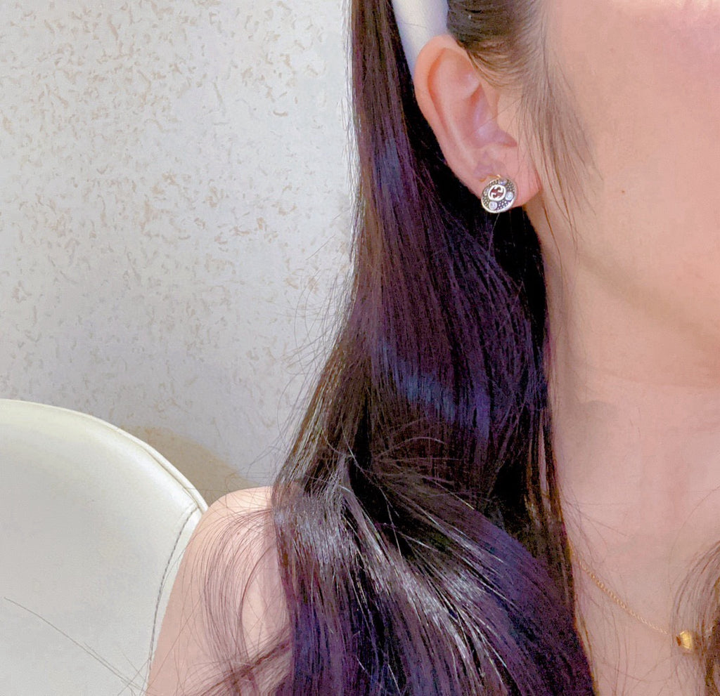 Double-G Emblem Stud Earrings in Polished Metal-Tone – Vintage Detail – Design 010 detail view