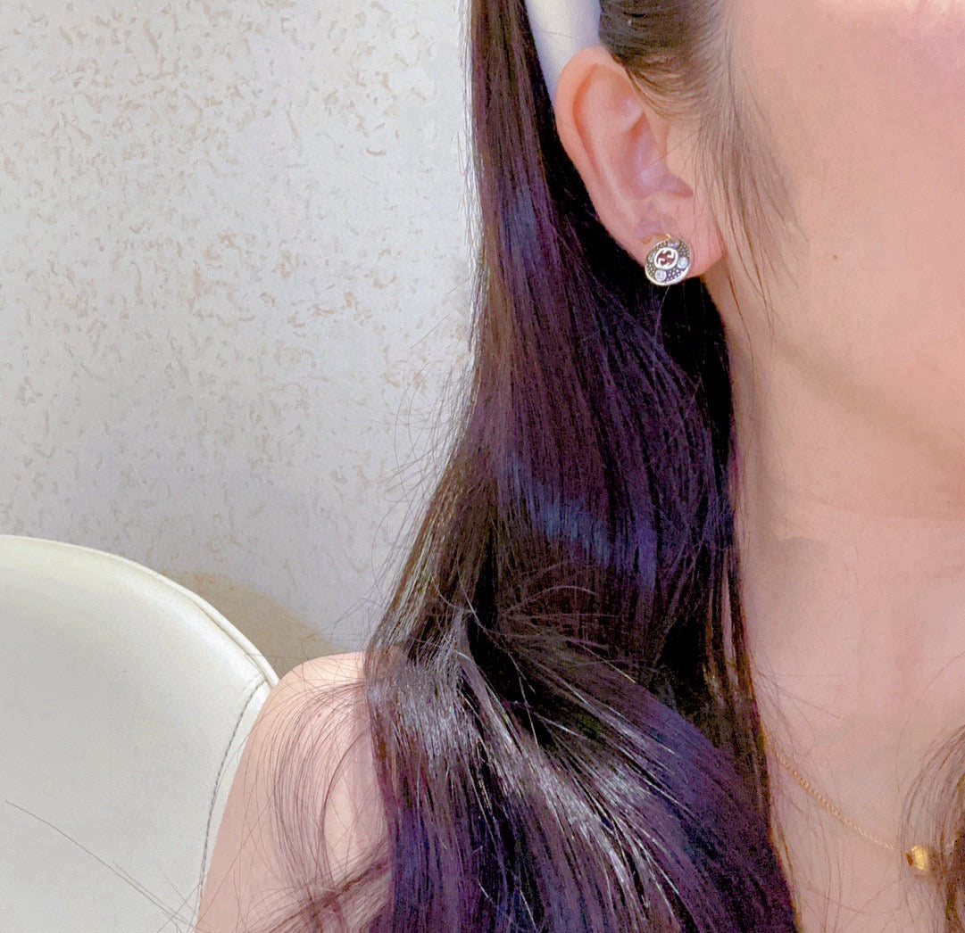 Double-G Emblem Stud Earrings in Polished Metal-Tone – Vintage Detail – Design 010 detail view