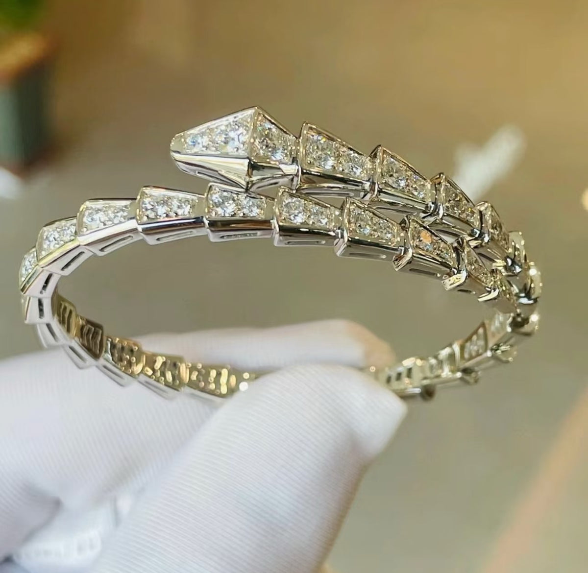 Serpentine Bangle in Rose-Gold-Tone – Rose Gold Detail front product view