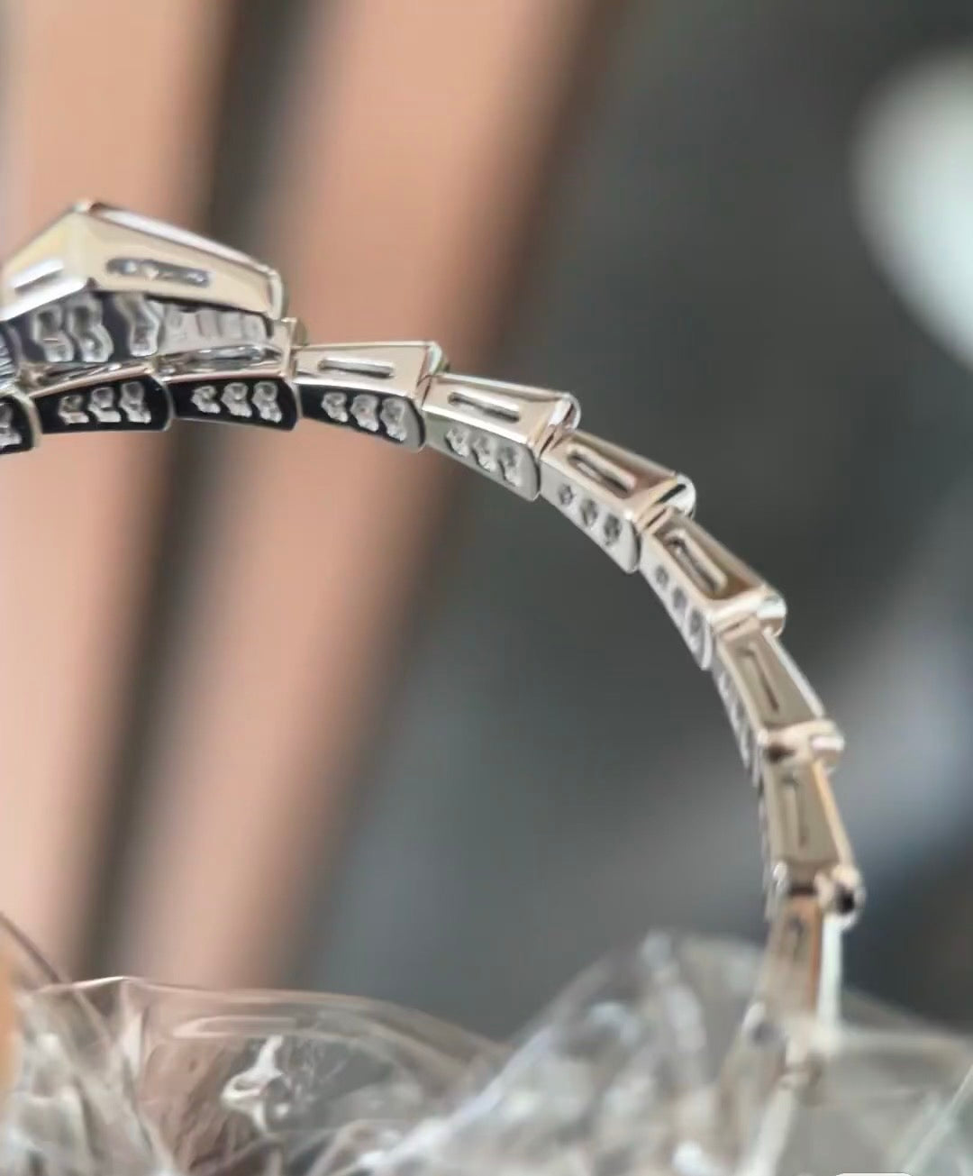Serpentine Bangle in Rose-Gold-Tone – Rose Gold Detail front product view