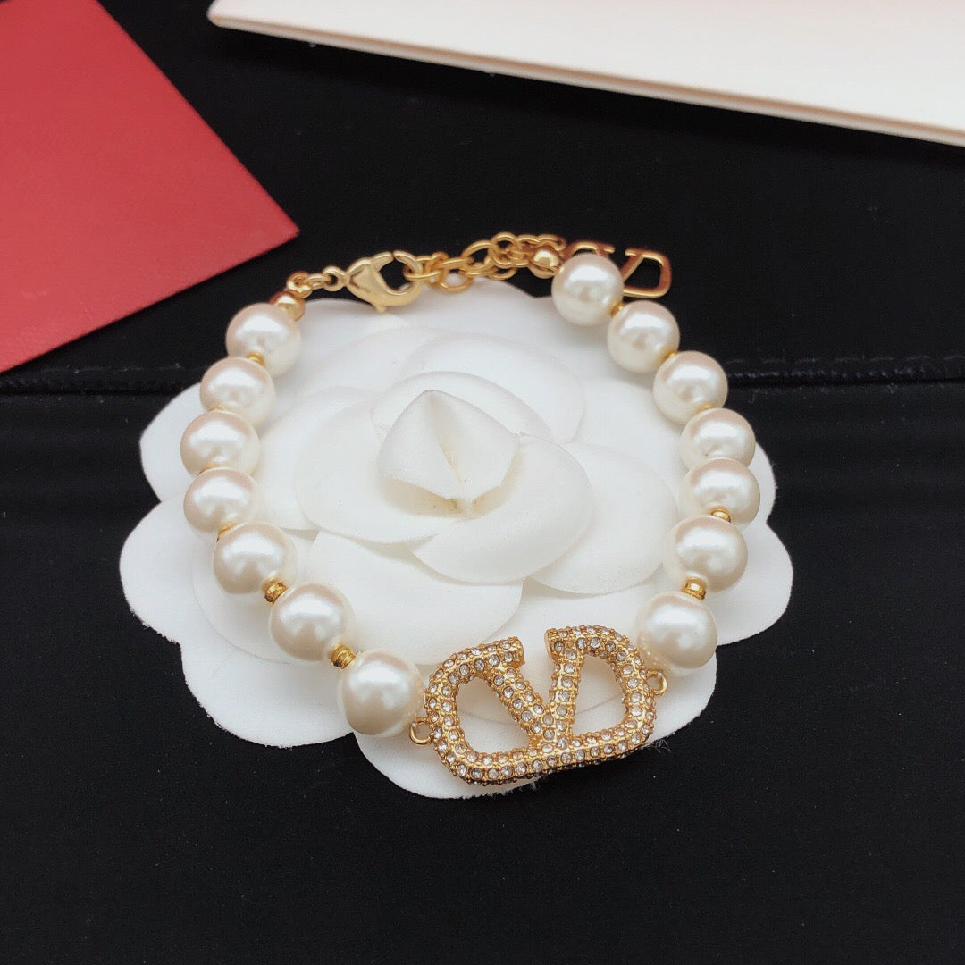 V Emblem Crystal-Accent Bracelet – Design 03 detail view