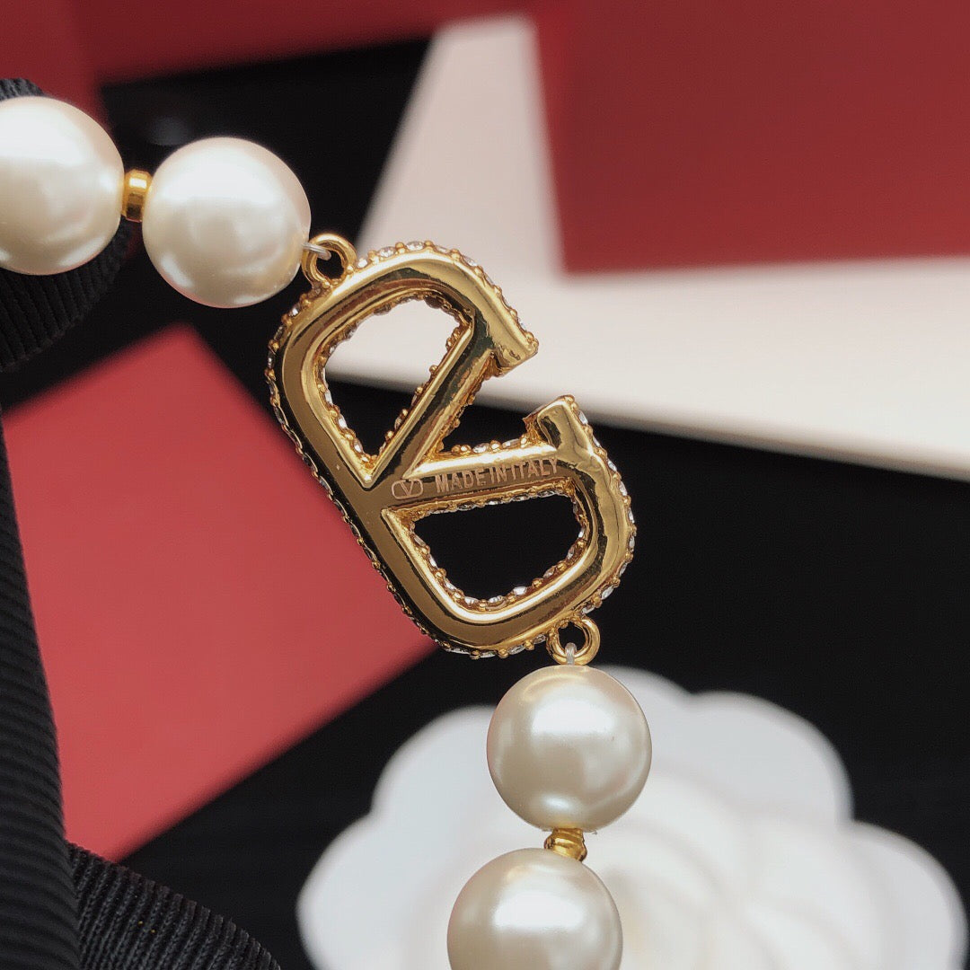 V Emblem Crystal-Accent Bracelet – Design 03 side detail