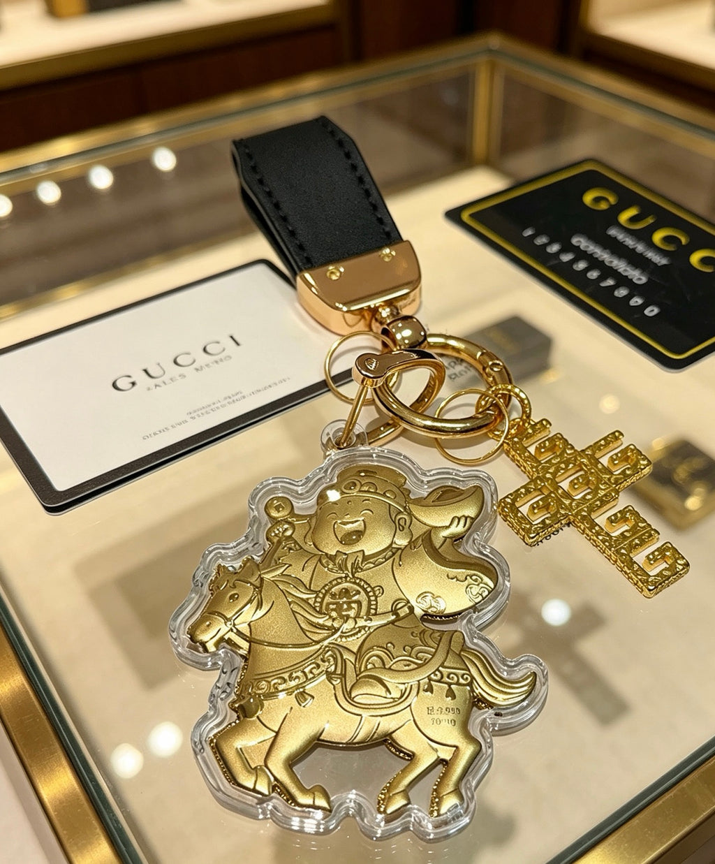 Double-G Emblem Keychain in Polished Metal-Tone – Design 031 close-up detail