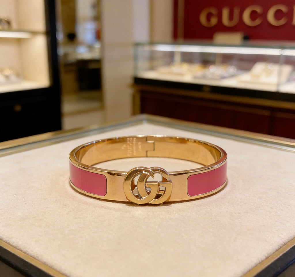 Double-G Emblem Bangle in Gold-Tone – Design 013 close-up detail