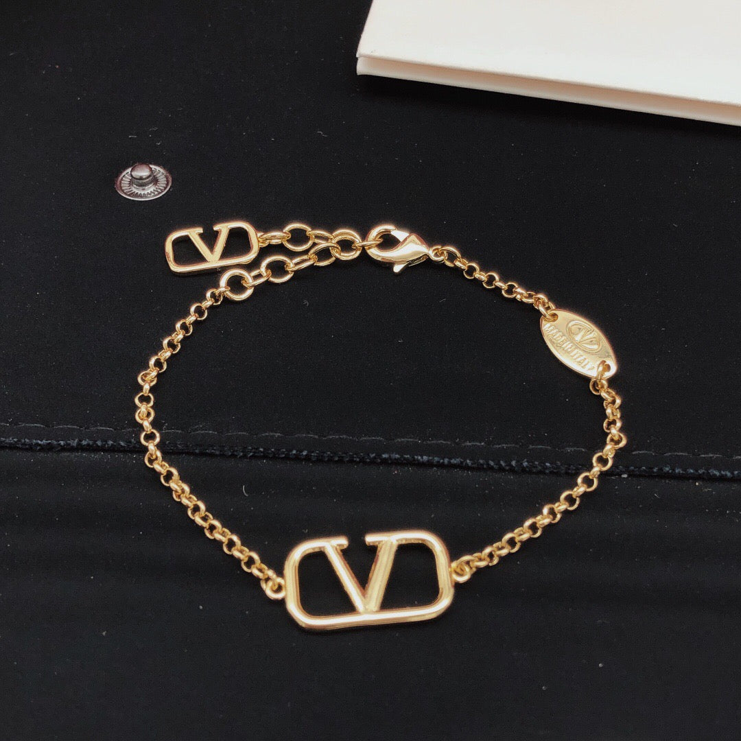 V Emblem Bracelet in Gold-Tone – Design 02 detail view