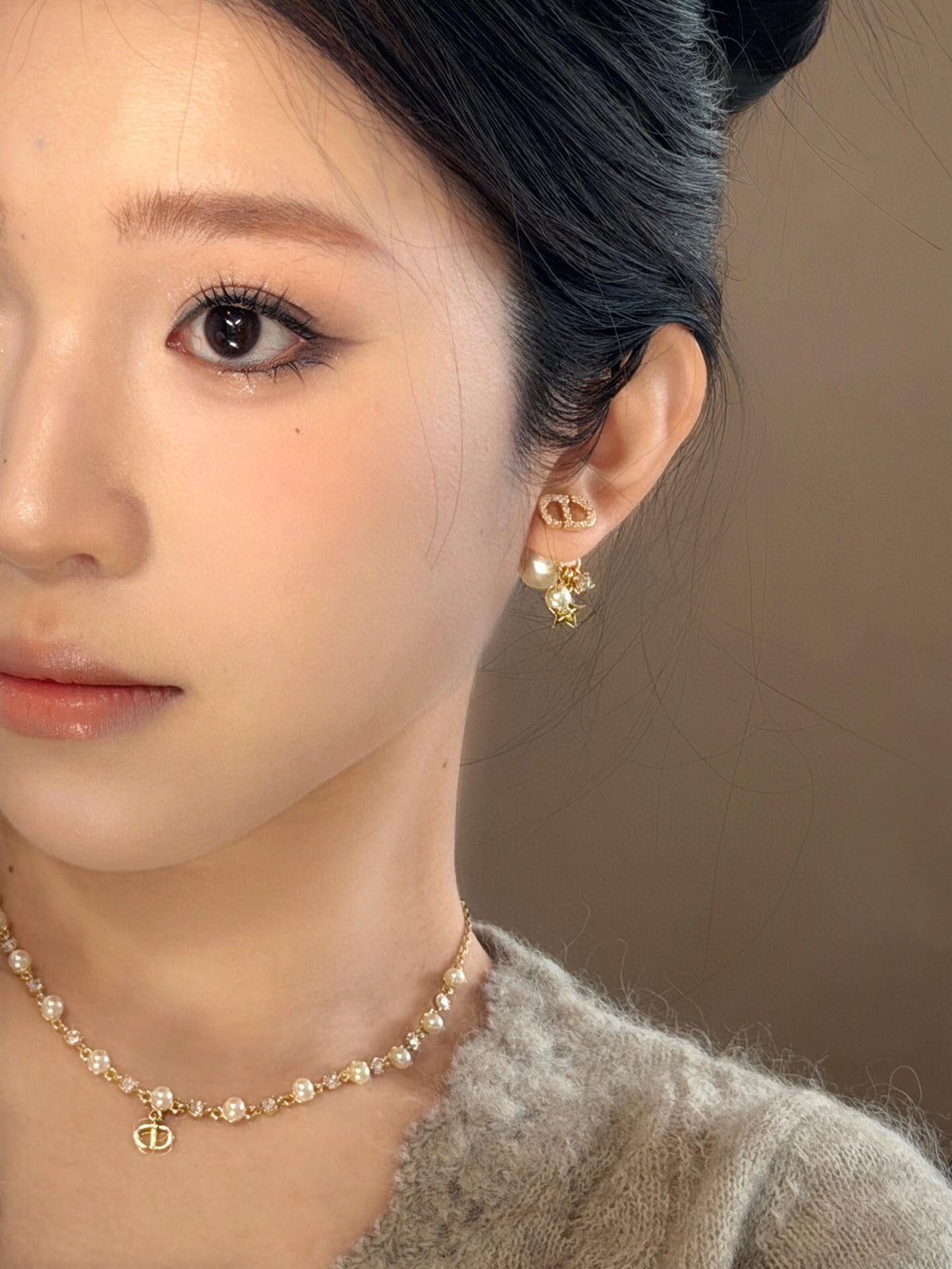 Pearl-Style Motif Pendant Necklace in Polished Metal-Tone with Pearl-Style Detail – Design 016 close-up detail