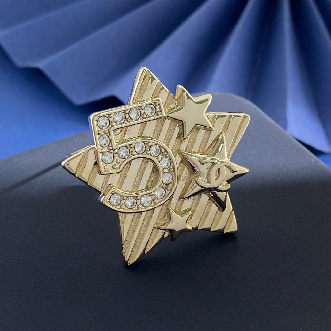 Double-C Emblem Brooch in Gold-Tone – Star Detail – Design 002 detail view