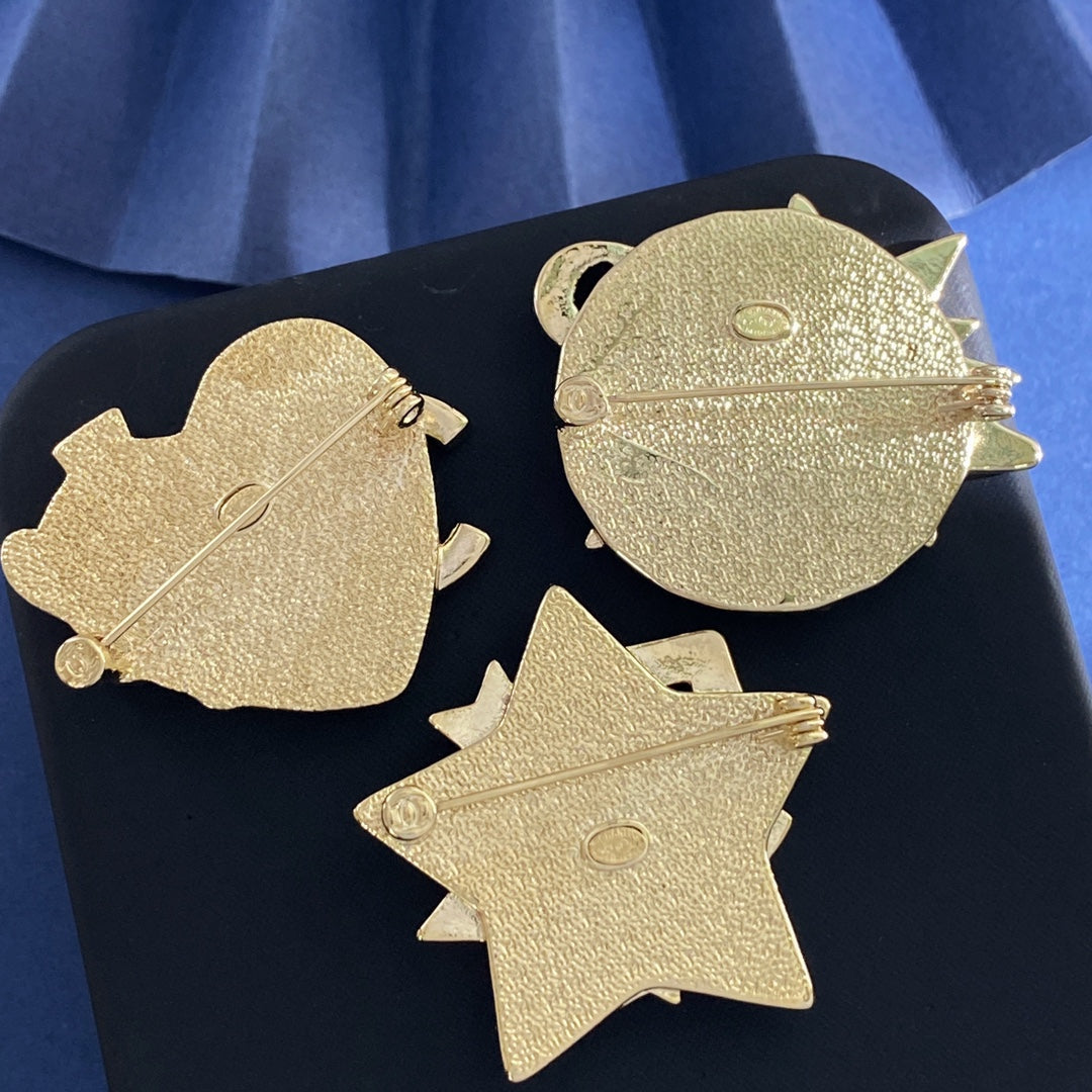 Double-C Emblem Brooch in Gold-Tone – Star Detail – Design 002 side detail