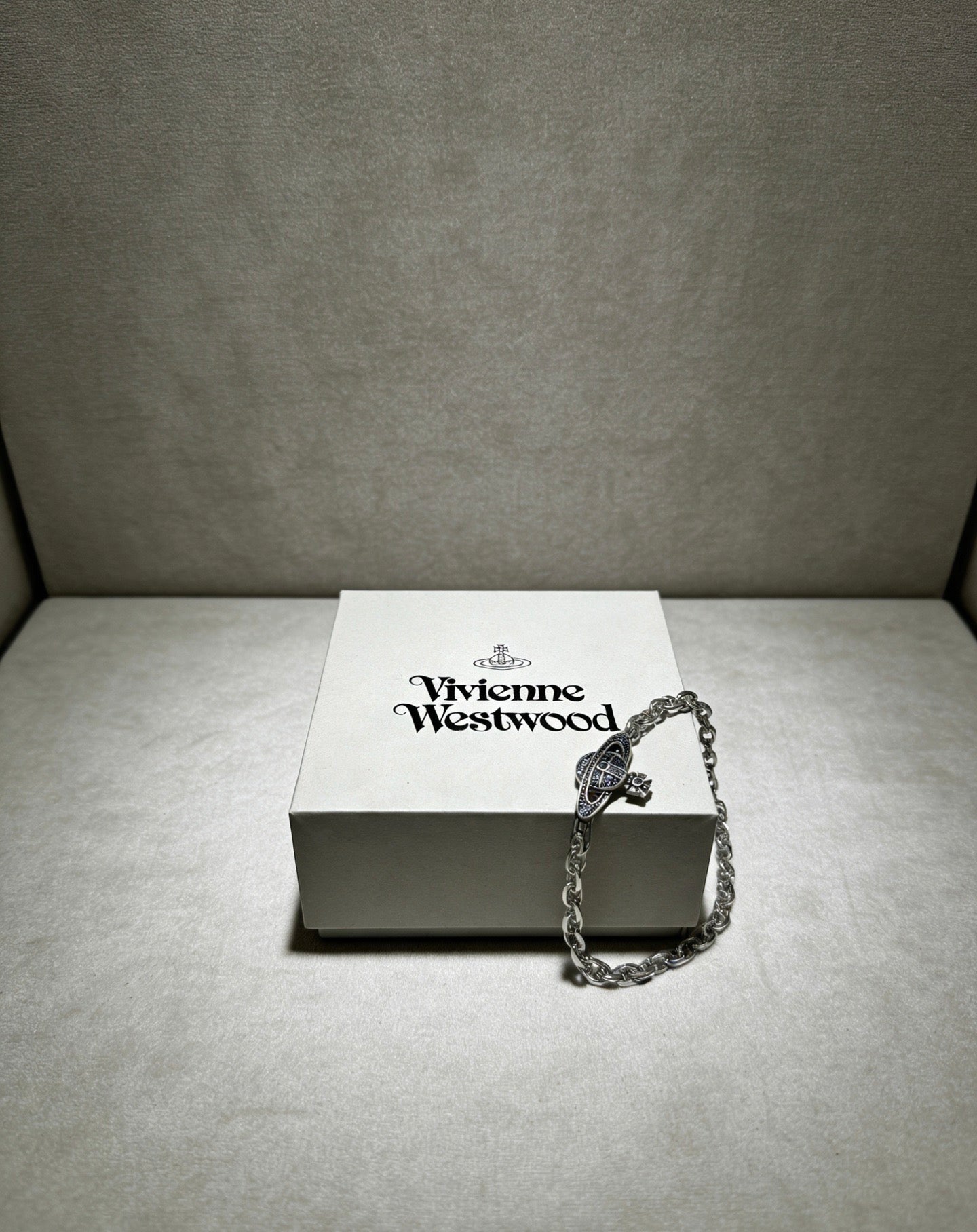 Orb-Inspired Emblem Bracelet in Silver-Tone – Vintage Detail – Design 010 side detail