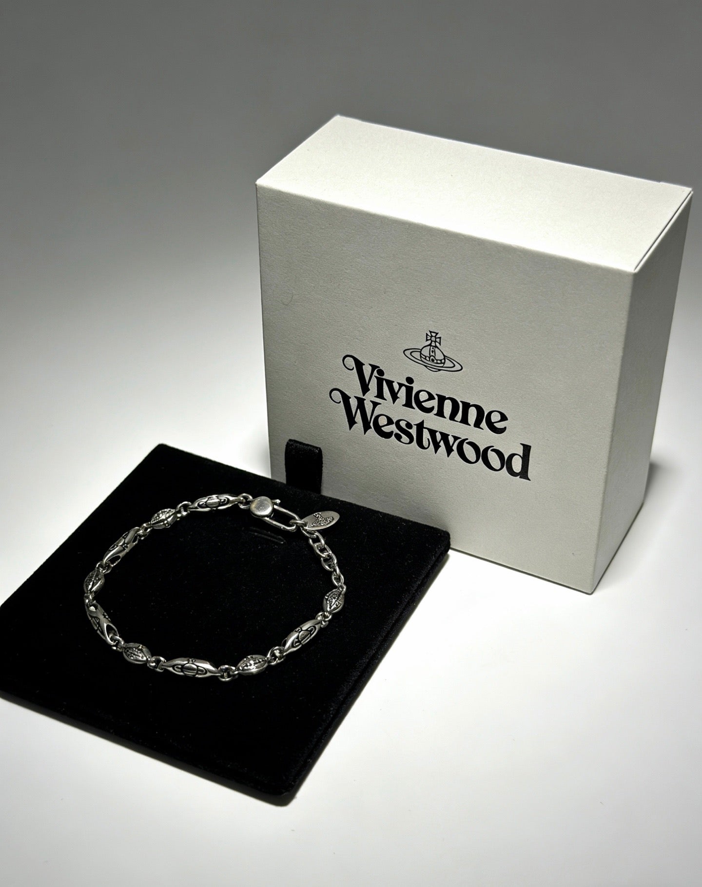 Orb-Inspired Emblem Bracelet in Silver-Tone – Vintage Detail – Design 009 front product view