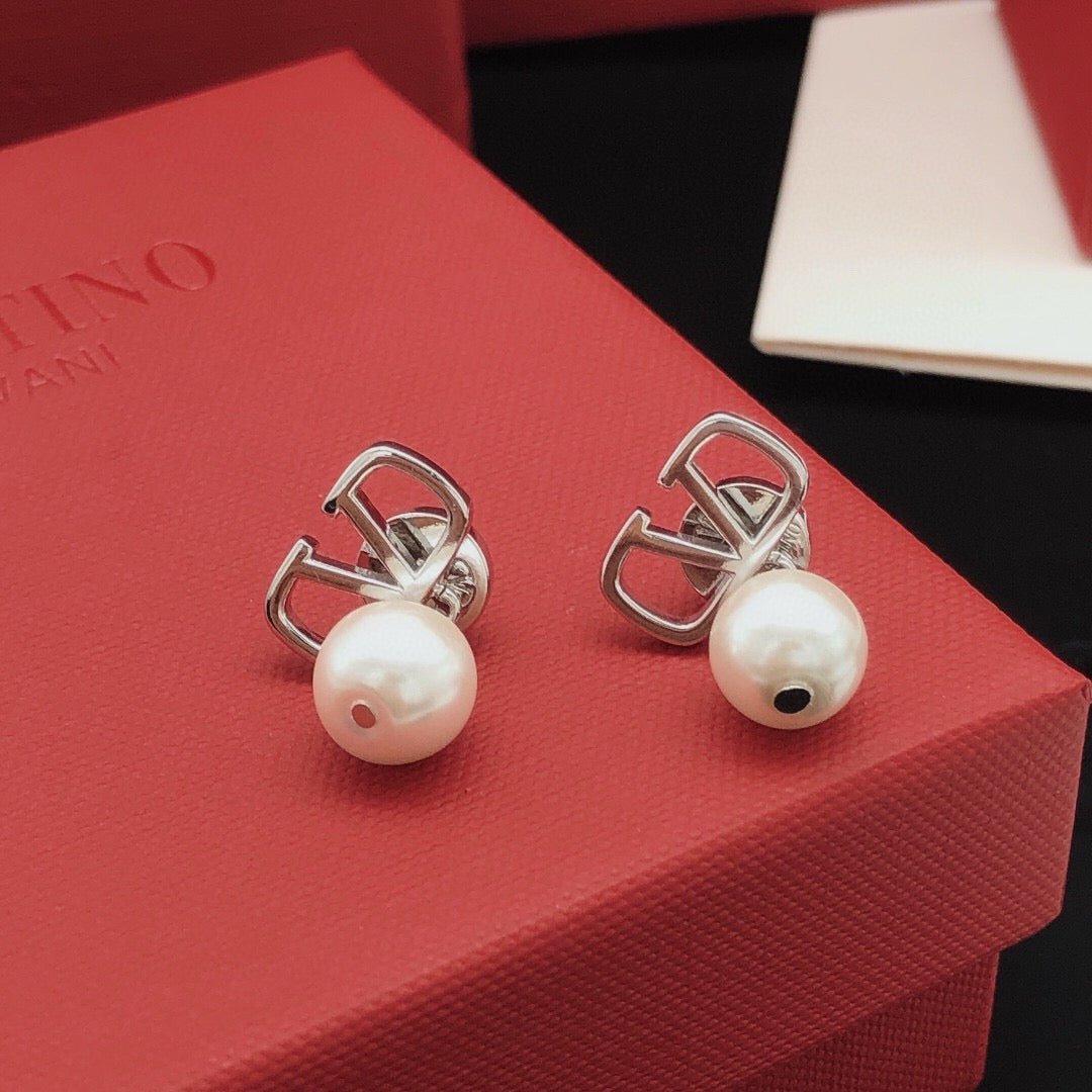 Signature Emblem Pearl-Detail Stud Earrings – Design 04 main product view