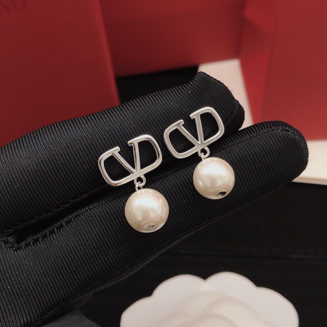 Signature Emblem Pearl-Detail Stud Earrings – Design 04 main product view