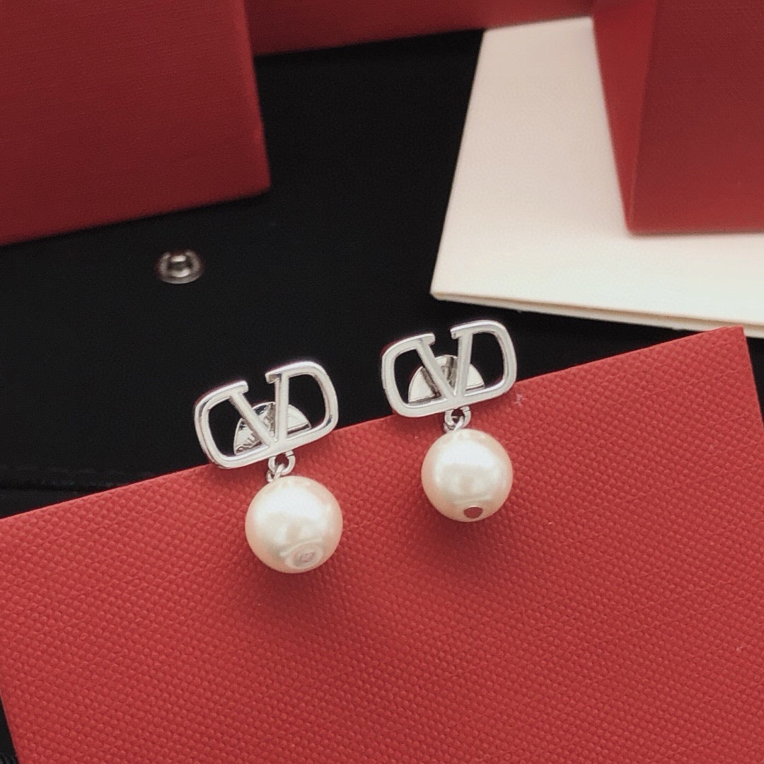 Signature Emblem Pearl-Detail Stud Earrings – Design 04 side detail