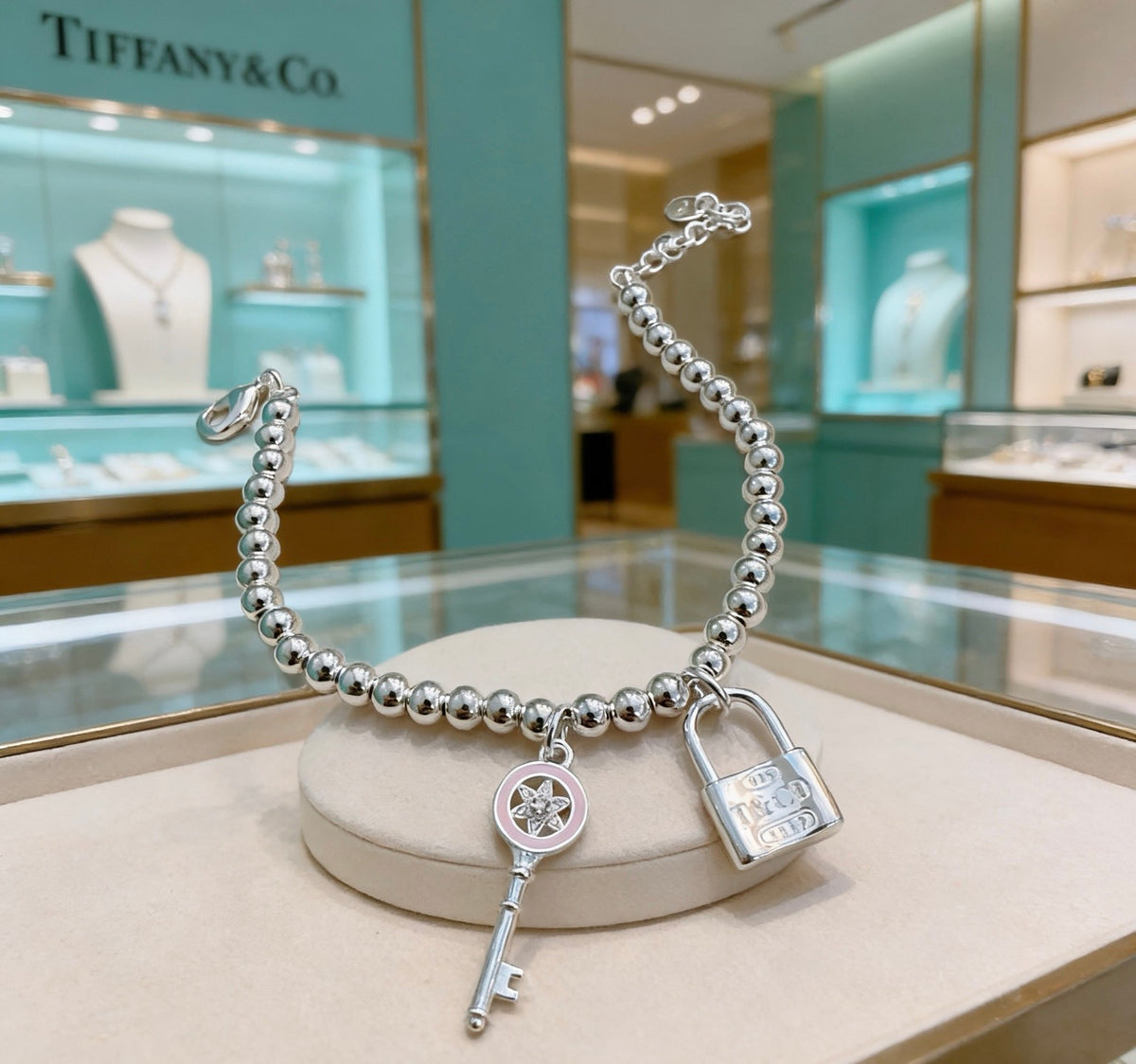 Signature Motif Bracelet in Silver-Tone – Vintage Detail – Design 64 close-up detail
