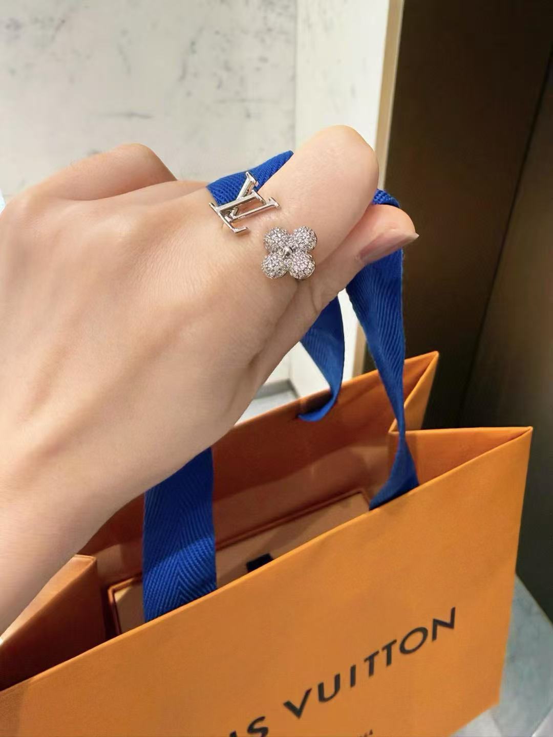 Clover Statement Ring in Polished Metal-Tone – Clover Detail – Design 002 front product view