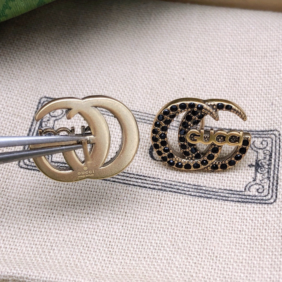 Double-G Emblem Stud Earrings in Polished Metal-Tone – Design 003 close-up detail