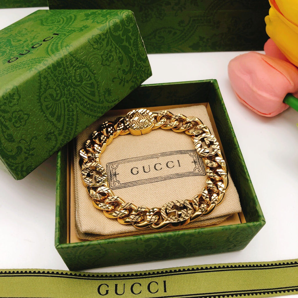 Double-G Emblem Bracelet in Polished Metal-Tone – Design 026 close-up detail