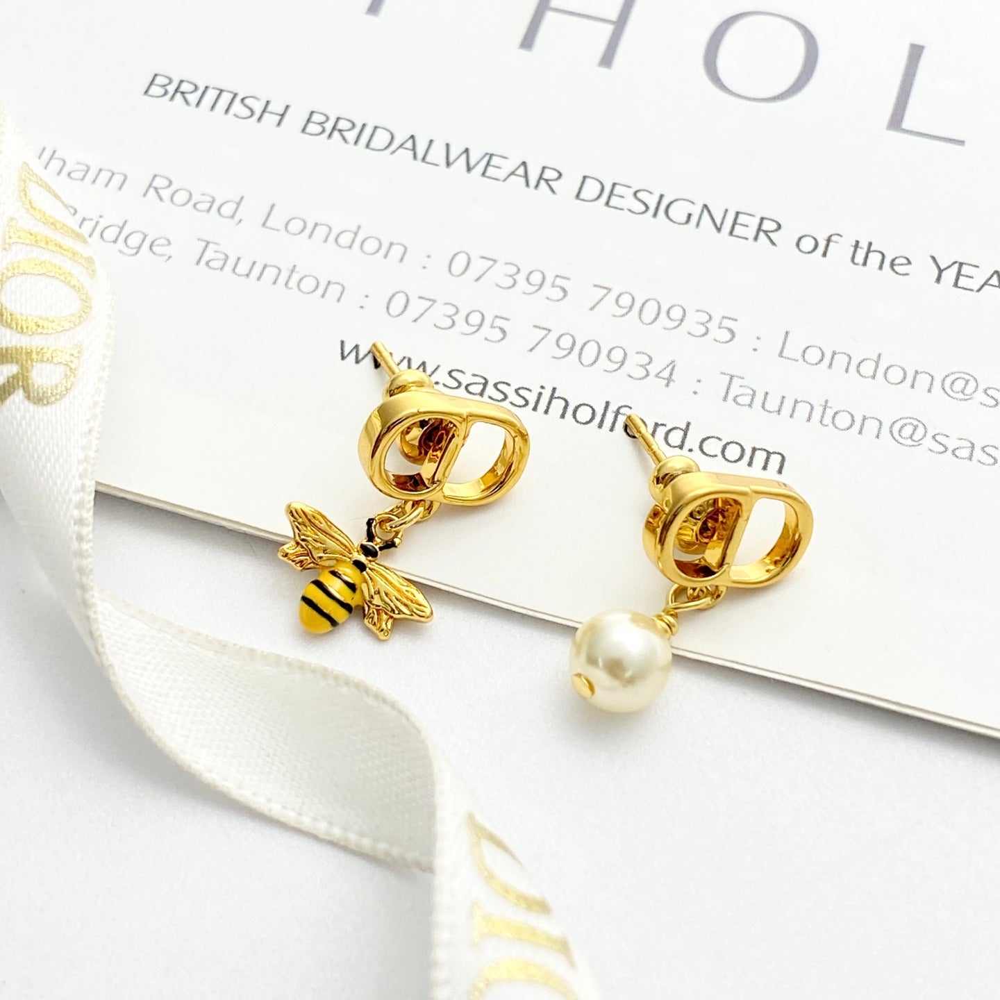 Pearl-Style Motif Stud Earrings in Gold-Tone with Pearl-Style Detail – Design 005 side detail