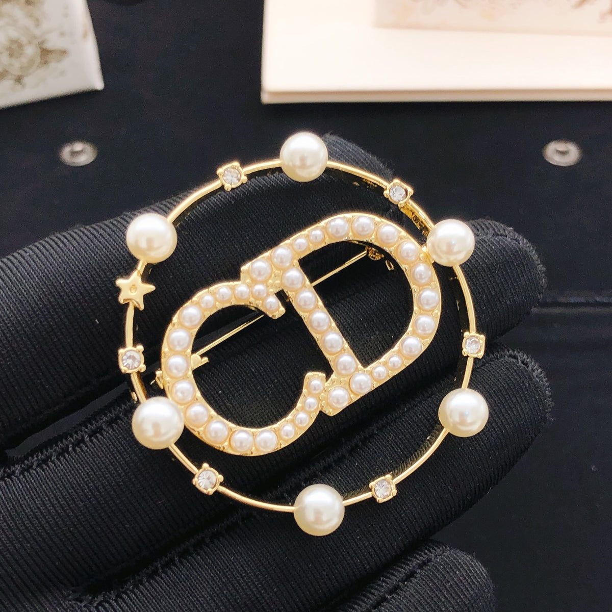 Sculptural Brooch Pin in Polished Metal-Tone – Design 007 side detail
