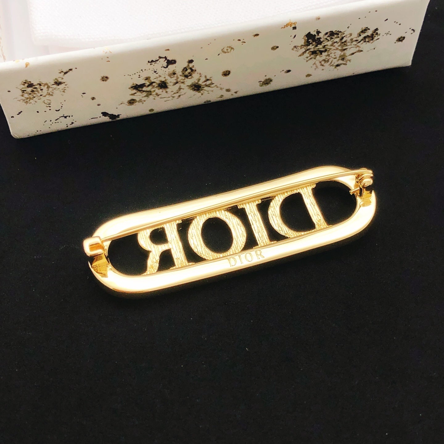 Graphic Letter Motif Brooch Pin in Polished Metal-Tone – Design 004 side detail