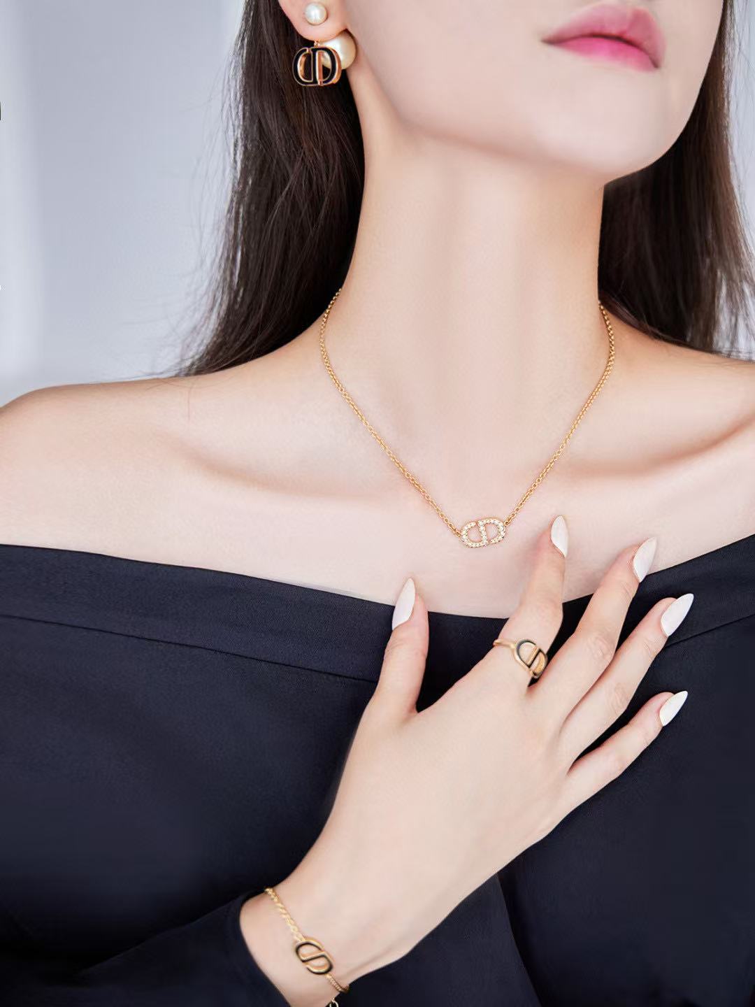 Graphic Letter Motif Pendant Necklace in Polished Metal-Tone – Design 002 side detail