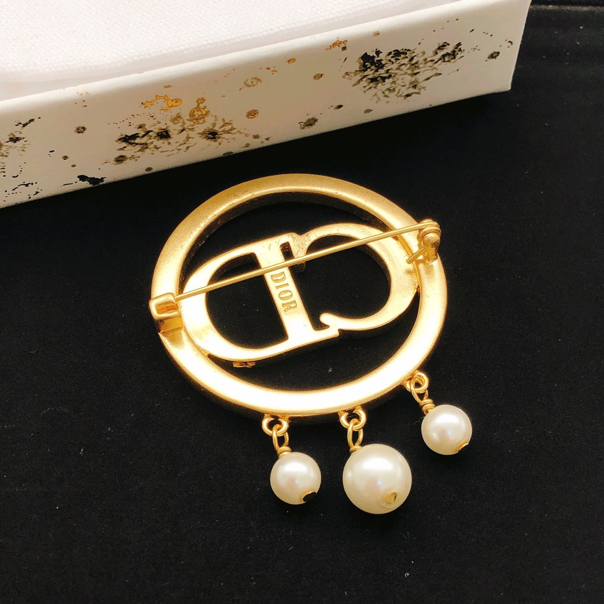 Pearl-Style Motif Brooch Pin in Polished Metal-Tone with Pearl-Style Detail – Design 002 front view