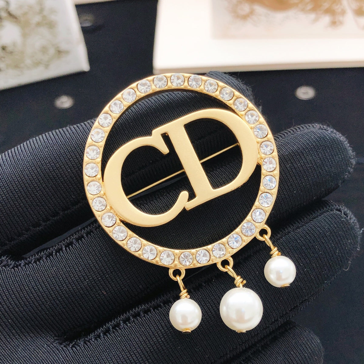 Pearl-Style Motif Brooch Pin in Polished Metal-Tone with Pearl-Style Detail – Design 002 detail view