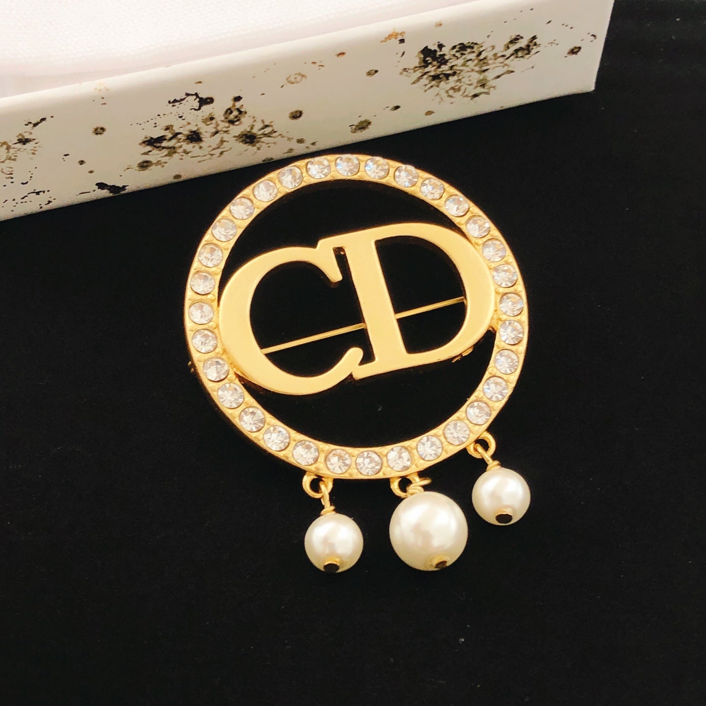 Pearl-Style Motif Brooch Pin in Polished Metal-Tone with Pearl-Style Detail – Design 002 main product view