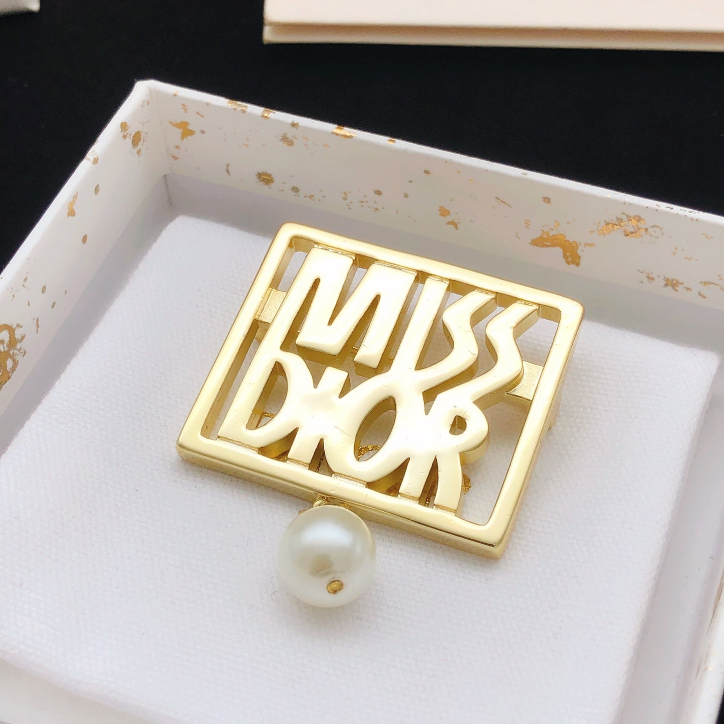 Pearl-Style Motif Brooch Pin in Polished Metal-Tone with Pearl-Style Detail – Design 001 detail view