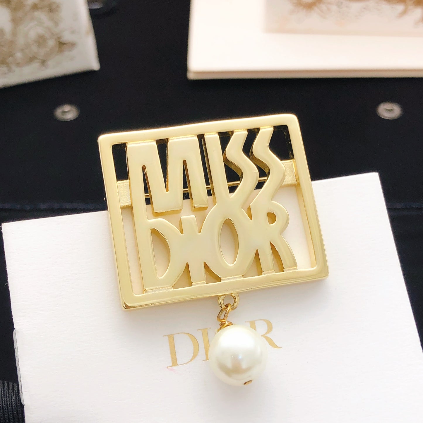 Pearl-Style Motif Brooch Pin in Polished Metal-Tone with Pearl-Style Detail – Design 001 side detail