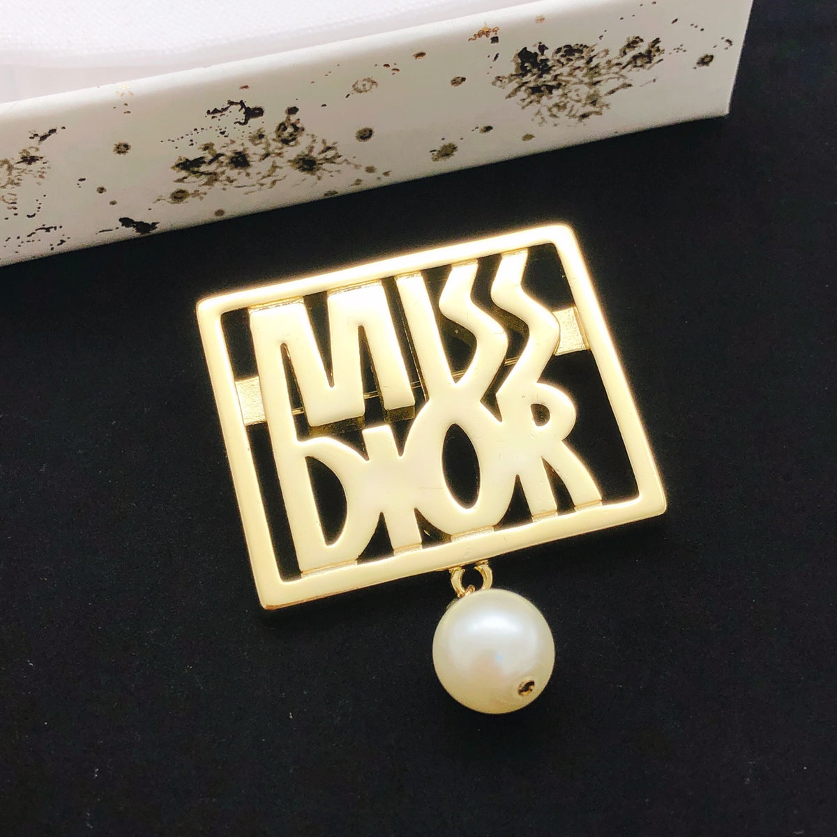 Pearl-Style Motif Brooch Pin in Polished Metal-Tone with Pearl-Style Detail – Design 001 main product view