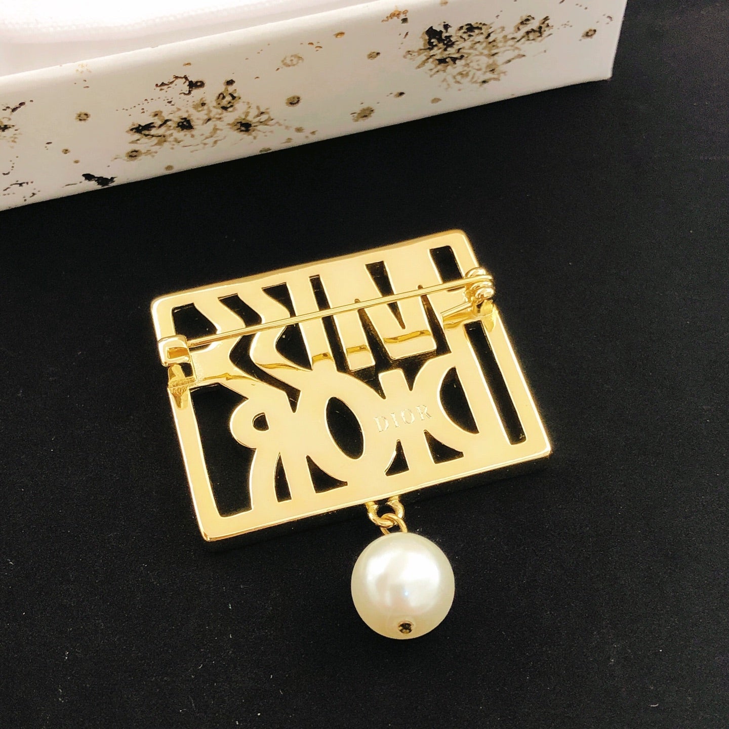 Pearl-Style Motif Brooch Pin in Polished Metal-Tone with Pearl-Style Detail – Design 001 front view