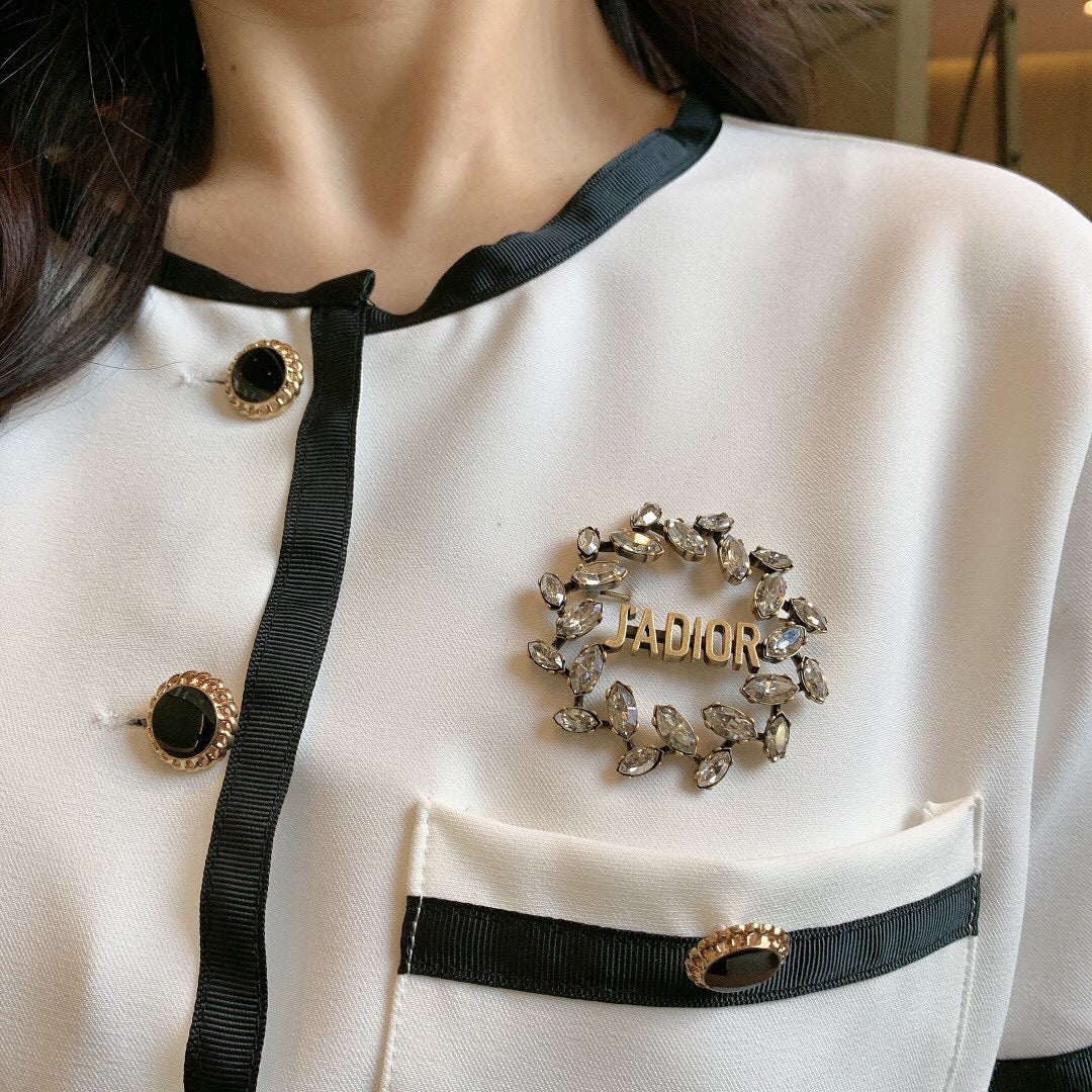 Sculptural Brooch Pin in Polished Metal-Tone – Design 001 side detail