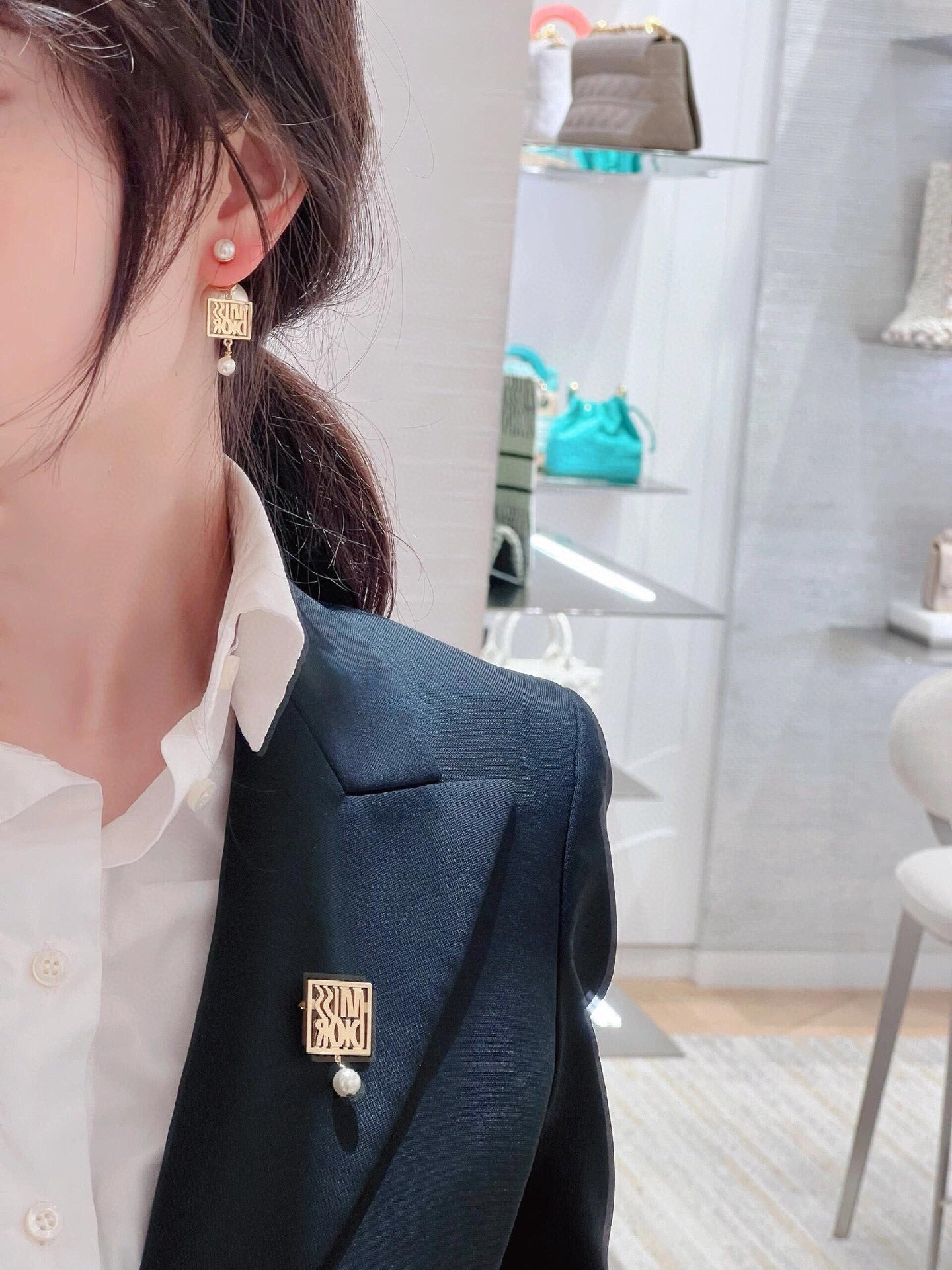 Pearl-Style Motif Brooch Pin in Polished Metal-Tone with Pearl-Style Detail – Design 001 front view
