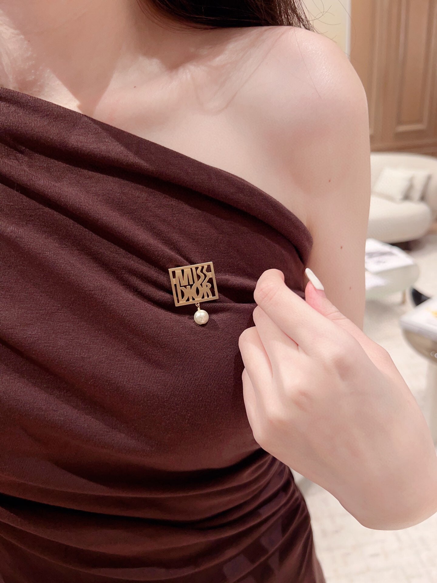 Pearl-Style Motif Brooch Pin in Polished Metal-Tone with Pearl-Style Detail – Design 003 main product view