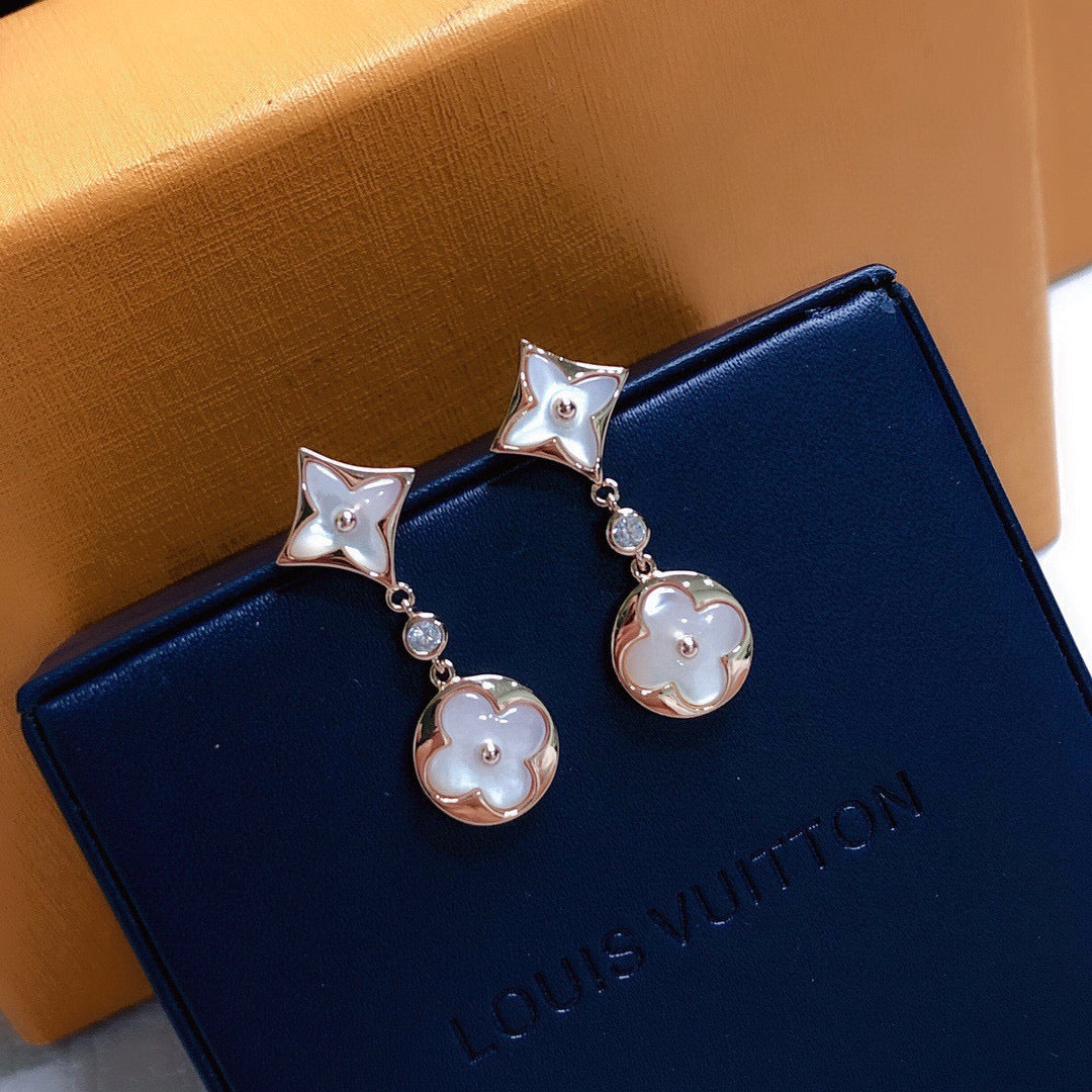 Clover Stud Earrings in Rose-Gold-Tone – Rose Gold Detail side detail