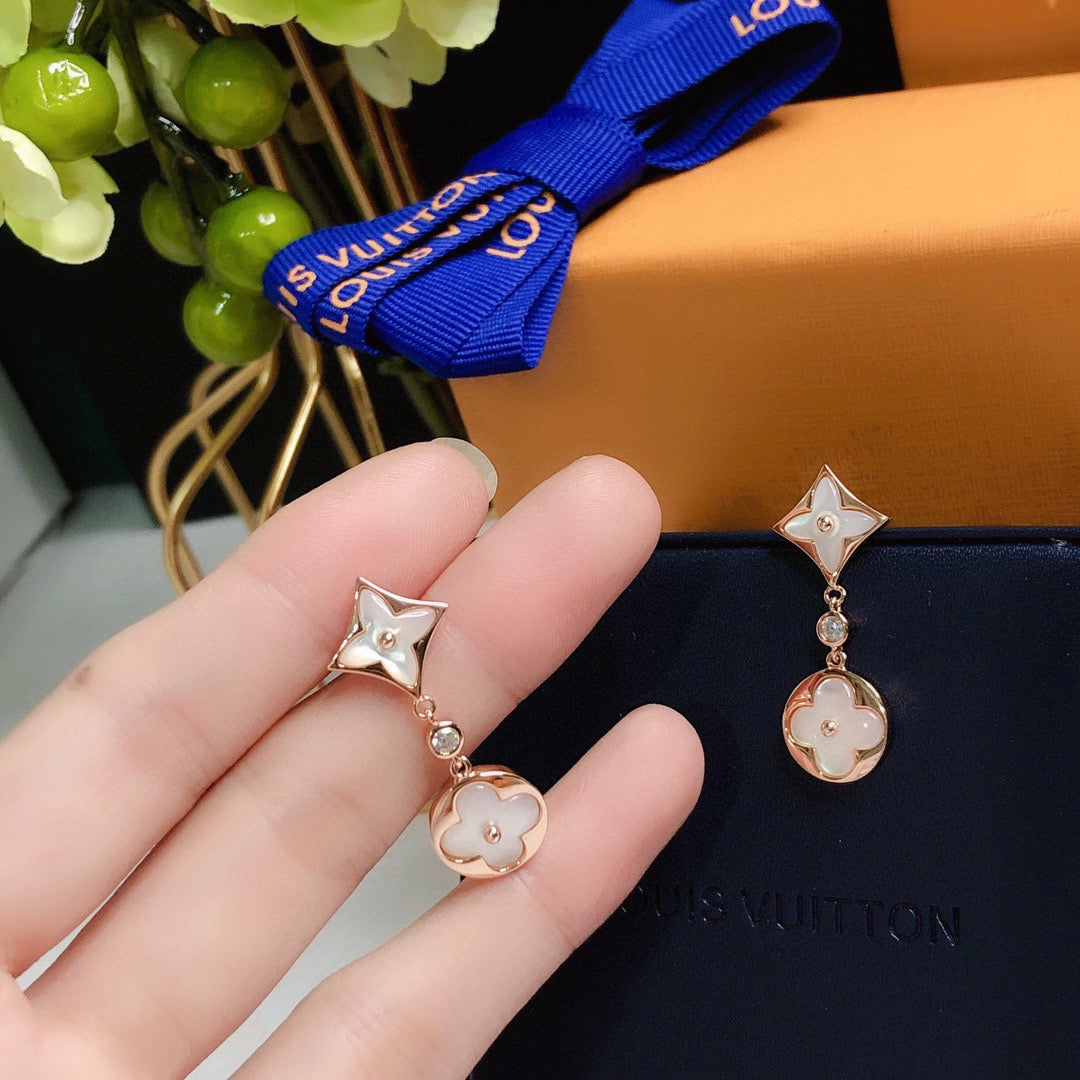 Clover Stud Earrings in Rose-Gold-Tone – Rose Gold Detail – Design 005 detail view