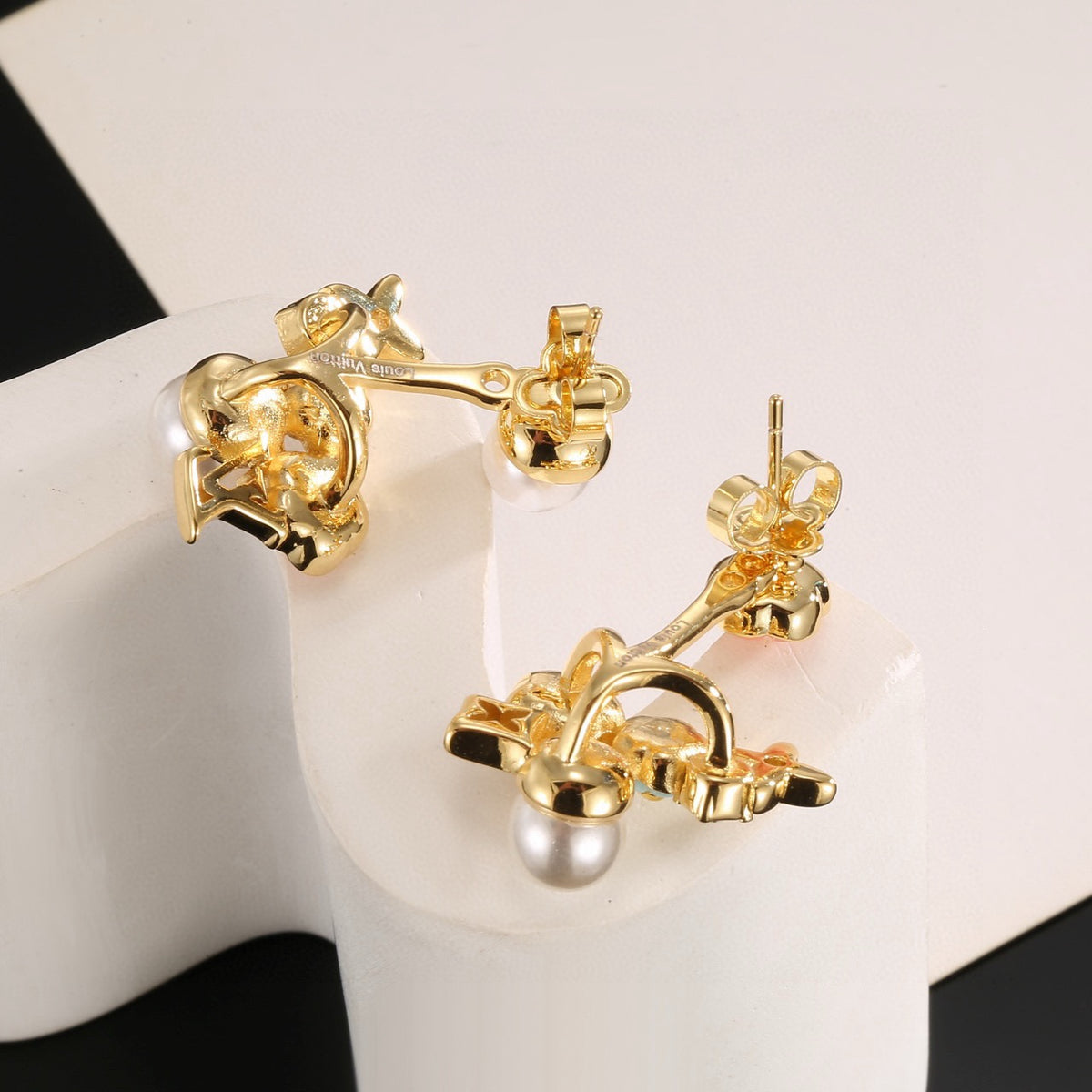 Clover Stud Earrings in Polished Metal-Tone – Clover Detail – Design 004 main product view