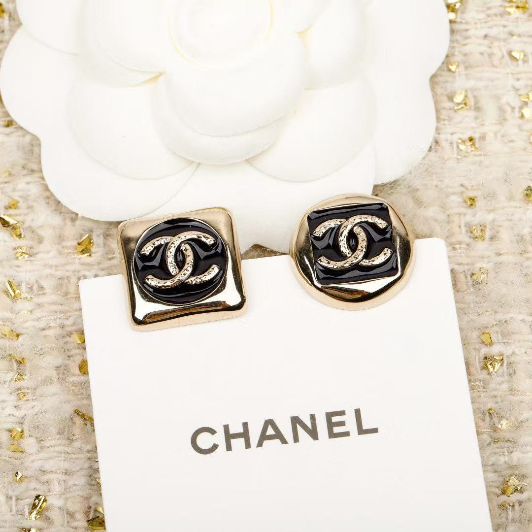 Double-C Emblem Stud Earrings in Polished Metal-Tone – Design 020 close-up detail