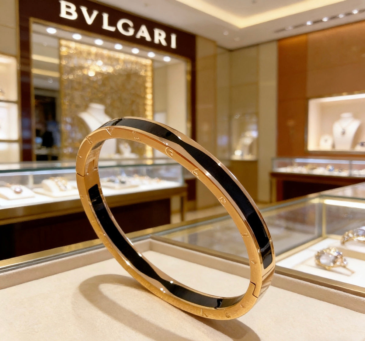 Serpentine Bangle in Polished Metal-Tone – Serpentine Detail front product view