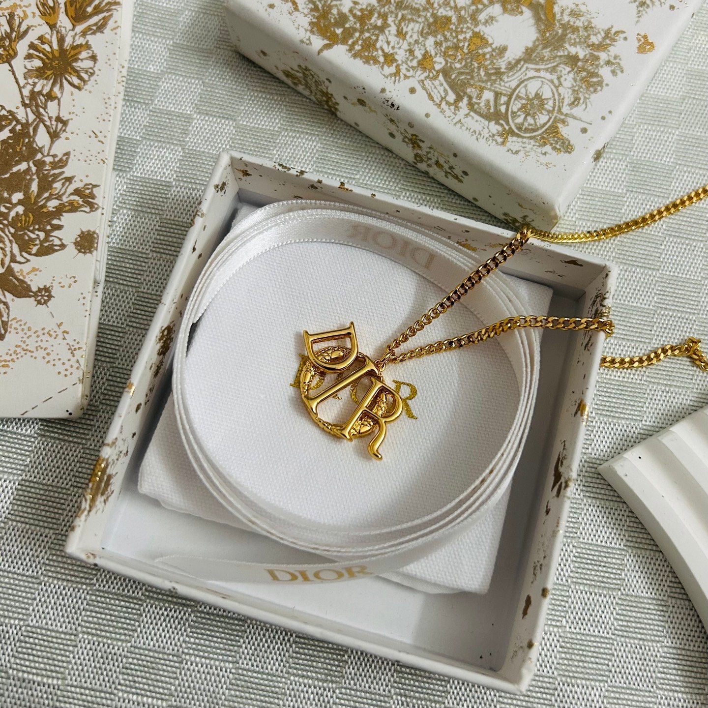 Graphic Letter Motif Pendant Necklace in Polished Metal-Tone – Design 024 side detail