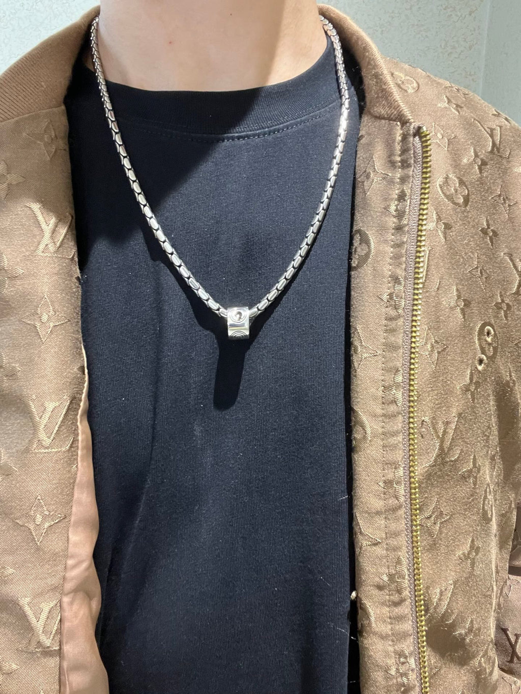 Double-G Emblem Pendant Necklace in Polished Metal-Tone – Vintage Detail – Design 016 detail view