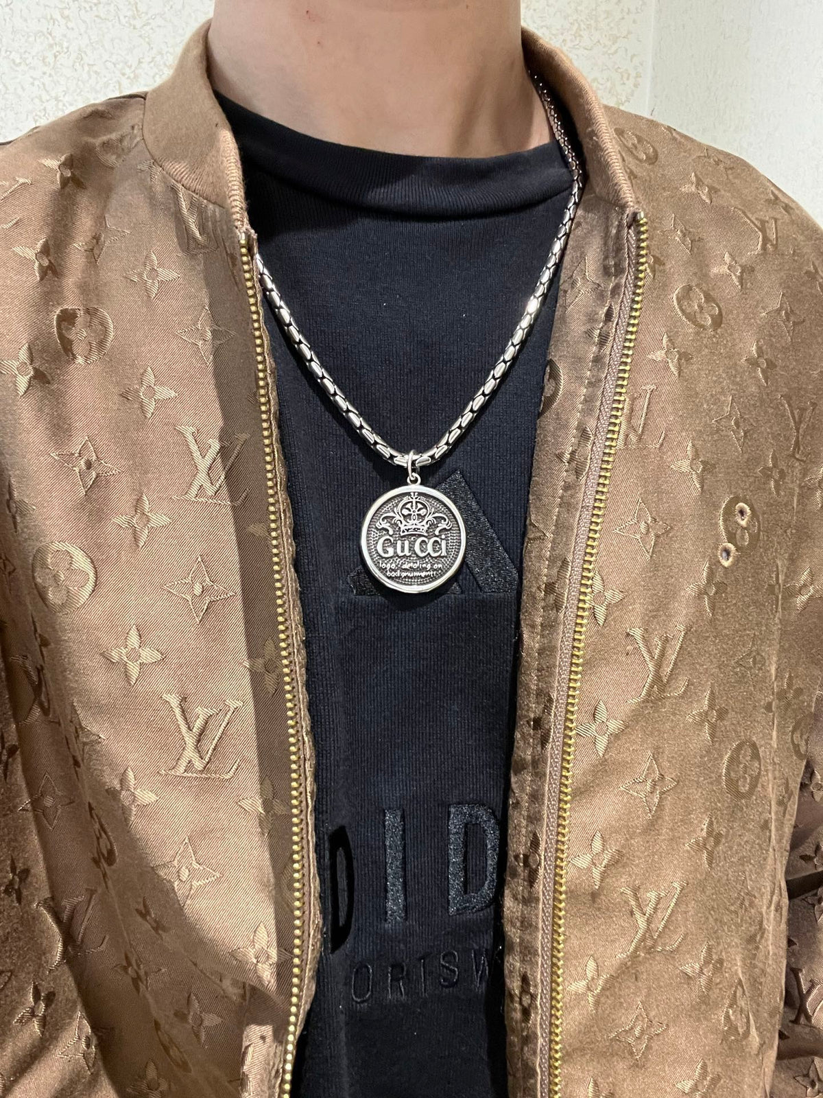 Double-G Emblem Pendant Necklace in Polished Metal-Tone – Design 062 detail view
