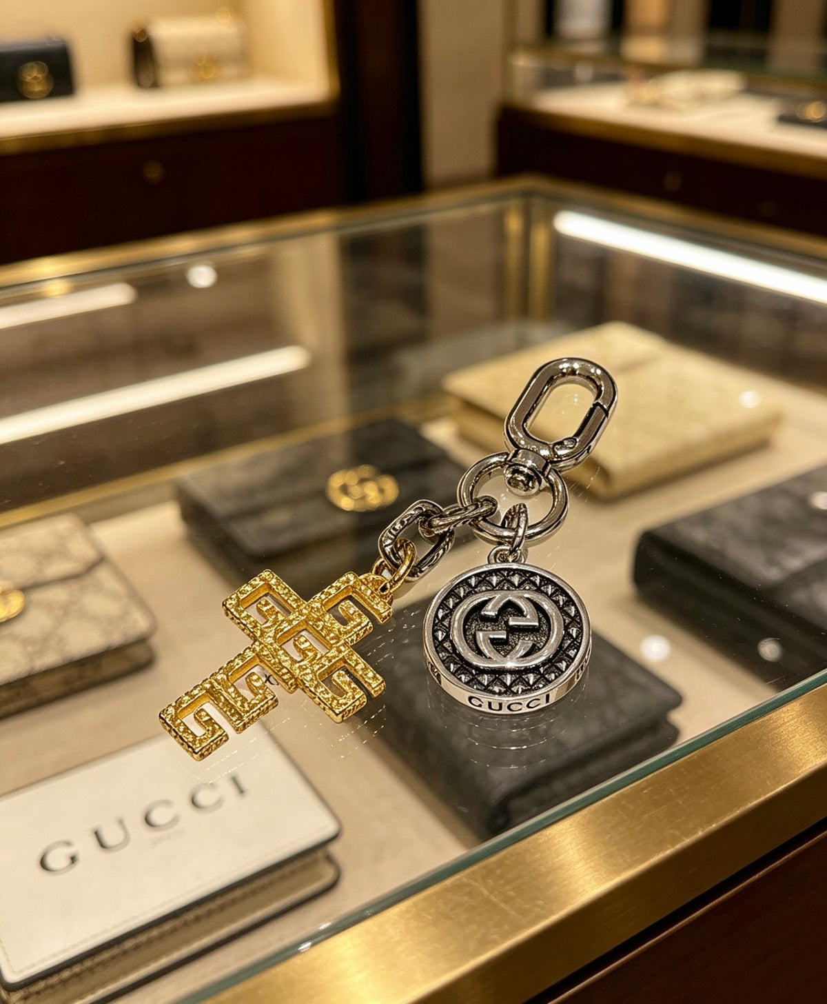 Double-G Emblem Keychain in Polished Metal-Tone – Design 050 side detail